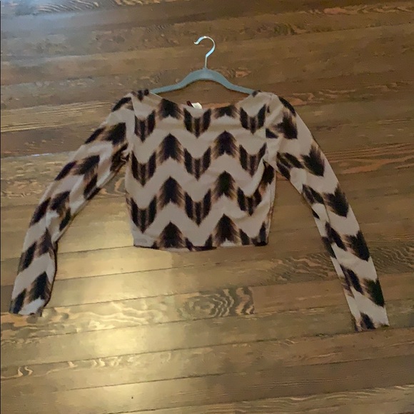 Feathered arrows crop top 😍 - Picture 2 of 3